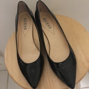 Guess shiny black kitten heels